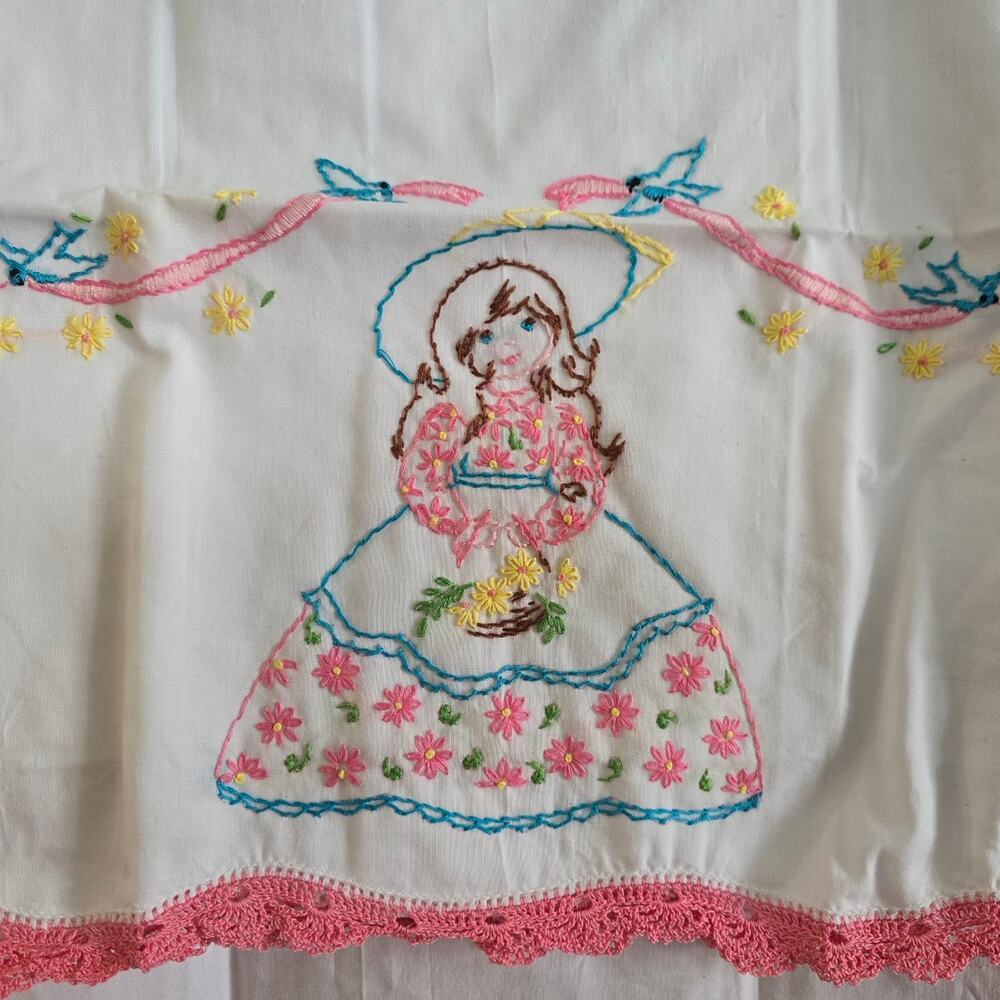 Vintage set of 2 Embroidery Pillowcase - Picture 2 of 2